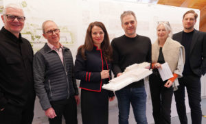 Das Fachpreisgericht (v.l.n.r.): Markus Hammes (hammeskrause architects, Stuttgart, DE), Wolfgang Riede (riede architekten, Singen, DE), Silvia Schellenberg-Thaut (Atelier ST, Leipzig, DE) – Juryvorsitzende –, Andreas Cukrowicz (Cukrowicz Nachbaur Architekten, Bregenz, AT), Elke Ukas (Setup, Karlsruhe, DE) – Stellvertreterin –, Martin Klein (Morger Partner Architekten, Basel CH) – Stellvertreter. Nicht im Bild: Sonja Blaser (faktorgruen, Freiburg, DE).