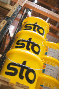 Weltweit unverwechselbares Markenzeichen von Sto – der gelbe Eimer.