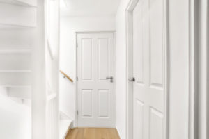 Lack mit Vollsperrung: Mit den Südwest Katio-Lacken bleibt weiß dauerhaft weiß, da potentiell verfärbende Inhaltsstoffe im Lack gebunden werden und nicht an die Oberfläche treten können.