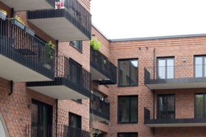 Zahlreiche Fenster sind dank Hanno-Produkten schlagregensicher und winddicht, aber dennoch diffusionsoffen.