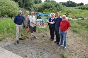 Symbolische Spendenübergabe in Rühme: Sven Glodniok (WVMO), Ina Rieger (SEBS), Dr. Bernd Hoppe-Dominik (FUN e. V.), Judith Kraft (Geschäftsführerin SEBS), Nick Jäger (SEBS) und Claus Wilske (WVMO).
