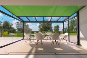 Terrassendach mit grüner Markise als Sonnenschutz für die Gartenoase