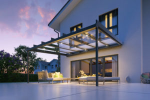 Abendliche Beleuchtung am verglasten Terassendach - Zahlreiche Extras, wie Glaselemente und -schiebtüren, LED-Lichsysteme und Heizstrahler, stehen zur Auswahl.