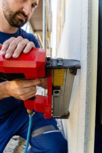 Bau-Tacker befestigt Leichtbauplatte an Unterkonstruktion. VeroBoard AllStar lässt sich auch mit Klammern aus rostfreiem Stahdraht montieren. 