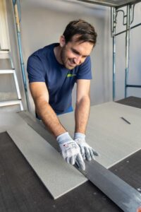 Handwerker schneidet VeroBoard AllStar Platte