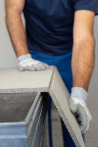 Handwerker bricht VeroBoard AllStar Platte über angeritzte Kante