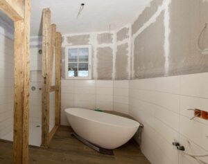 Badezimmer-Baustelle im Sanierungsprozess mit Leichtbauplatten an den Innenwänden. Die Veroboard-Platten wirken präventiv gegen Schimmel und erzielen sogar Energiespareffekte. 