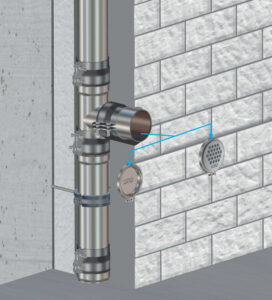 Grafik-Skizze einer Falleitung an der Fassade mit einem Revisionszugang, der durch die Dämmung führt.