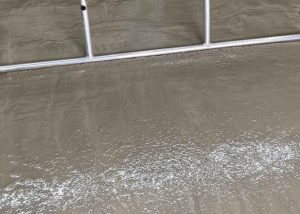 Vertreichen auf dem Boden: StoCrete TG 302 lässt sich mit Schwabbelstange oder Rüttelbohle knie- und rückenschonend im Stehen nivellieren und verdichten.