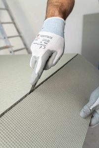 Blähglasplatten lassen sich einfach mit einem Cutter zuschneiden. Das beidseitige Gewebe macht sie robust.