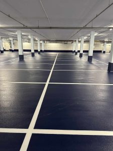 Tiefgarage der Kaufmännische Krankenkasse, Hannover. Schwarze Parkflächen