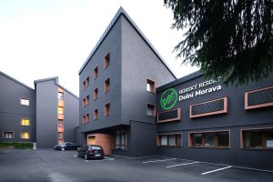 Dunkle Fassaden bis hin zu schwarzen Flächen sind mit StoColor X-black kein Problem. Dank SunBlock Technology heizen sich die Fläche nicht allzu sehr auf. Durch das aus Altreifen gewonnene Bindemittel ist zudem der CO2-Fußabdruck für die Herstellung der Fassadenfarbe jetzt um etwa die Hälfte reduziert.