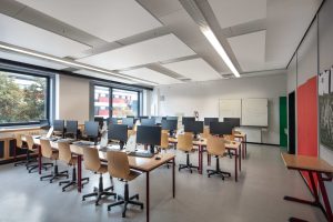 Abgehängte Akustikelemente von Sto sind überall dort die perfekte Lösung, wo es schnell gehen muss.