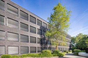 Beim Technischen Schulzentrum Heilbronn gelang es, einen Schulbau aus den 1980er Jahren mit einer VHF (StoVentec C) und neuen Fenstern auf annähernd Passivhausniveau zu bringen.