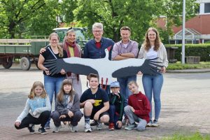 Gruppenbild mit den Kinder der Grundschule Hohestieg zumTag der Artenvielfalt am 22. Mai: Als Gewinnerschule des Gestaltungswettbewerbs der Bürgerstiftung Braunschweig besuchten sie die Rieselfelder und die Abwasser-Anlage in Steinhof. Lehrerin, Ina Patricia Rieger (Öffentlichkeitsarbeit SEBS), Jörg Walther (Betriebsleiter Rieselfelder), Danny Baumgart (Storchenbeauftragter) und Nina Lechelt (Lehrerin) erklärten den kleinen Gästen viel zu den Themen Wasser, Störche und Artenschutz.