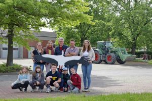 Gruppenbild mit den Kinder der Grundschule Hohestieg zumTag der Artenvielfalt am 22. Mai: Als Gewinnerschule des Gestaltungswettbewerbs der Bürgerstiftung Braunschweig besuchten sie die Rieselfelder und die Abwasser-Anlage in Steinhof. Lehrerin, Ina Patricia Rieger (Öffentlichkeitsarbeit SEBS), Jörg Walther (Betriebsleiter Rieselfelder), Danny Baumgart (Storchenbeauftragter) und Nina Lechelt (Lehrerin) erklärten den kleinen Gästen viel zu den Themen Wasser, Störche und Artenschutz.