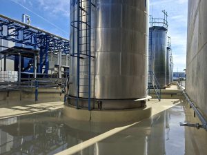 Außenaufnahme der Silos der Chemark Pflanzenschutzmittel-Fabrik. Viele Rohstoffe lagern in Silos. Damit bei einer Havarie keine Flüssigkeit in den Untergrund oder das Grundwasser gelangen kann, ist der Boden mit geprüften StoCretec Bodenabdichtungssystemen ausgeführt.