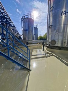 Außenaufnahme der Silos der Chemark Pflanzenschutzmittel-Fabrik. Viele Rohstoffe lagern in Silos. Bei Bedarf Rutschhemmung bis Klasse R13 einstellbar für sicheres Begehen. Auch das Befahren der Beschichtungen ist zulässig und unproblematisch: sogar mit Polyamid- und Vulkollanrädern.