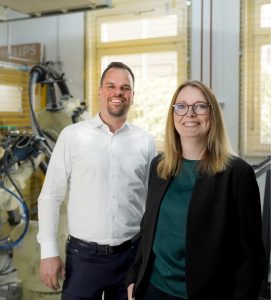Zwei Personen im Werk von Sto: Partrick Kehrer und Angela Renner von Sto Industrie vermitteln am 12 Juni in einem Fach-Webinar, wie Unternehmen der Bauindustrie ihre Prozesse stärker automatisieren können.