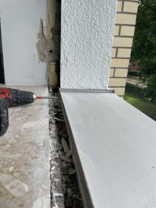Einbausituation: Rohe Fensterlaibung und -brüstung, in welche das Fenster eingebaut wird.