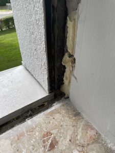 Einbausituation: Rohe Fensterlaibung und -brüstung, in welche das Fenster eingebaut wird.