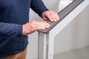Einbausituation: Das Hanno-Dichtband wird vom Verarbeiter auf den Blendrahmen aufgebracht.