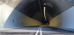 Blick in den Eingang vom Schemelsbergtunnel: Das Tunnelbeschichtungs-System StoConcrete Protect Prime TU 100 reduziert langfristig Reinigungsaufwand und -kosten. Gleichzeitig verringert es verkehrsbelastende Sperrzeiten, weil Reinigungsintervalle länger geplant werden.