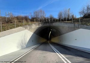 Auf Ein- und Ausfahrt des Tunnels scheint die Sonne direkt. Damit die Beschichtung in dieser Zone nicht vergilbt, ist sie zusätzlich mit der hoch UV-beständigen Versiegelung StoPur WV 60 geschützt.