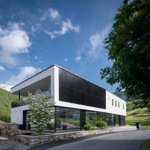 Gebäudeaufnahme mi PV-Modulen an der Fassade. StoVentec Photovoltaics Inlay überzeugt optisch, erzeugt Strom, dämmt und schützt vor Witterung und Lärm.