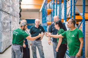 Gruppenbild vom Team im Lager des Werks in Laatzen: Bei Hanno prägen kollegiales Miteinander, kurze Wege und die Möglichkeit, Verantwortung zu übernehmen, den Arbeitsalltag – das lernen bereits die Azubis.