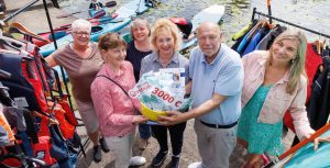 Gruppenbild der Übergabe an der Oker: Über neue Westen und Neopren-Anzüge freut sich der Gehörlosen Sportverein Braunschweig (GSV). Eine 3.000-Euro-Spende der Veolia Stiftung ermöglichte jetzt den Kauf der neuen Kleidung. Zur Spenden-übergabe trafen sich am Anleger (v.l.): Martina Ehlers (Stiftungspatin / BS Energy), Sylke Freudenthal (Veolia Stiftung), Birgit Sodomann (Stiftungs¬patin / BS Netz), Judith Kraft (Geschäftsführerin Stadtentwässerung Braunschweig GmbH / SEBS), Peter Fiebiger (Vorsitzender GSV) und Ina Patricia Rieger (Öffentlichkeitsarbeit SEBS). Die beiden Stiftungspatinnen sind selbst gehörlos.
