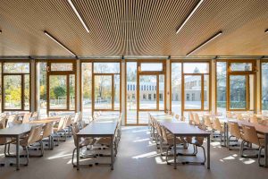 Innenaufnahme eines Klassenzimmers: Die neue Schule „Collège Claudine Hermann in Massy, südlich von Paris, ist ein Neubau mit hohem Anspruch: Mit einem U-Wert von 0,15 W/m²K sind die Wände hochdämmend, zugleich zeigt sich der Neubau auch besonders attraktiv gestaltet. Die helle, fugenlose Putzfassade ist auch an den gerundeten Innen- und Außenecken von höchster handwerklicher Qualität.