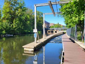 Außenaufnahme entlang der Oker zum Petriwehr. Zur ökologischen Durchlässigkeit wurde am Inselwall-Ufer ein Fisch-Kanu-Pass mit Steg gebaut. Damit ist die Oker erstmals seit Jahrhunderten für Fische wieder in beide Richtungen durchgängig. So ist das Wehr für Wassersportler einfach zu umfahren, das Umsetzen und Umtragen der Boote ist nicht mehr nötig.