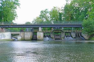 Das Petriwehr von der Oker aus gesehen, links der Fisch-Kanu-Pass. | 22.07.2026 BS Petriwehr - vom Wasser aus Foto: Karsten Mentasti