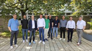 Gruppenbild mit 10 Personen im Außenbereich unter dem grünen Blätterdach eines Ahornbaumes: Thomas Konrad (3. v. l.) und sein Hanno-Kollege Frank Peters (6. v. l.) trafen alle Projektpartner zum Kick-off in Dortmund.