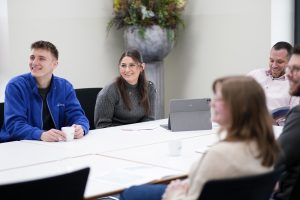 Konferenzraum: Fünf Personen sitzem am Konferenztisch. - Ohne Theorie geht es nicht: Die TS-Aluminium-Seminare vermitteln viel Wissen.