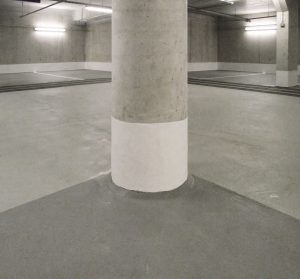 Langfristig gelöst: Die Bodenbeschichtung ist bis an den Pfeiler hoch gezogen. Die weiße Beschichtung unterstützt die Sichtbarkeit im Parkhaus.