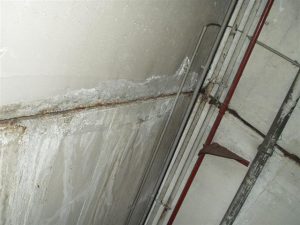 Typisches Schadensbild: Trennrisse in der Deckenuntersicht mit Rostfahnen und Aussinterungen