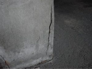 Typisches Schadensbild: Abplatzungen Anstrich an Sttzenfu§.