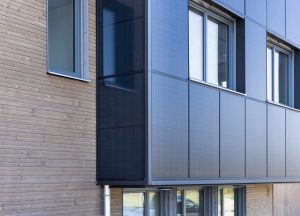 Sicht aud Fassade eines Wohngebäudes mit PV-Elementen „StoVentec Photovoltaics Inlay“ im VHF-System.