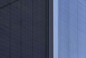 Außenaufnahme eines Gewerbebaus mit attraktiver PV-Fassade: Das neue „Betriebszentrum der Netze BW“ ist mit 118 Quadratmetern des Systems StoVentec Photovoltaics Inlay ausgestattet (25 kWp). Die vorgehängte hinterlüftete PV-Fassade schließt an beiden Seiten mit optisch identischen, aber inaktiven Passelementen ab, die Außenecken sind sauber mit einem Vierkant-Profil geschützt.
