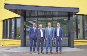 Gruppenbild mit vier Männern vor dem Sto-Gebäude: (v.l.) Christoph Stolz und Rainer Hütterberger beide von Sto tauschten sich mit den CDU-Politikern Thomas Dörflinger und Simon Herzog zu Wirtschaftsthemen aus.