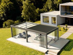 Die Kombination aus Lamellen- und Glasdach nebeneinander gliedert die Terrasse in zwei klar definierte Zonen.