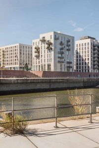 Gesamtaufnahme des Sportlerhaus in HafenCity Hamburg. Der Neubau bietet Wohnen mit Wasserblick in der Hamburger Hafencity.