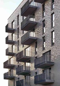 Außenaufnahme der Fassade mit Klinker und Balkonen des Sportlerhaus in HafenCity Hamburg. Weitere Motive, die die Keramikmodule und ihre Dreidimensionalität eindrucksvoll zeigen.