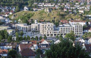 Gesamtaufnahme von Neubau in Blaustein mit Klinkerfassade. Moderne Stadtmitte in Blaustein: Das Gebäudeensemble vereint Wohnen mit Einkaufen und Arbeiten, die Tiefgarage bietet Platz für den ruhenden Verkehr. Rund 7.500 Quadratmeter Fläche – barrierefrei und energieeffizient.