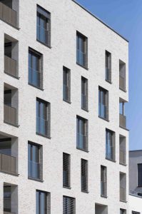 Außenaufnahme von Neubau in Blaustein mit Klinkerfassade. Für zeitgemäßem Wärmeschutz sorgt das Fassadendämmsystem StoTherm Mineral mit ansprechendem Klinker-Design.