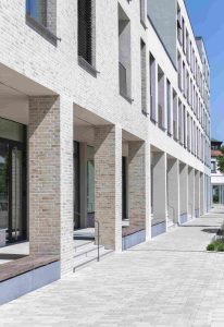 Außenaufnahme von Neubau in Blaustein mit Klinkerfassade. Für zeitgemäßem Wärmeschutz sorgt das Fassadendämmsystem StoTherm Mineral mit ansprechendem Klinker-Design.