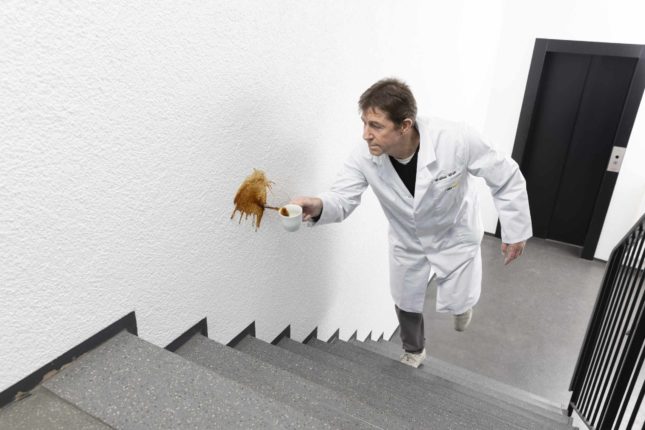 Kaffeespuren an der Wand … lassen sich schnell und einfach mit einem feuchten Tuch abwischen.