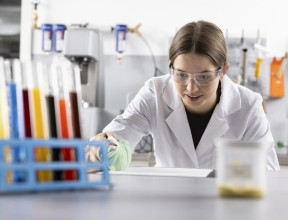 Kaffeespuren an der Wand … lassen sich schnell und einfach mit einem feuchten Tuch abwischen.